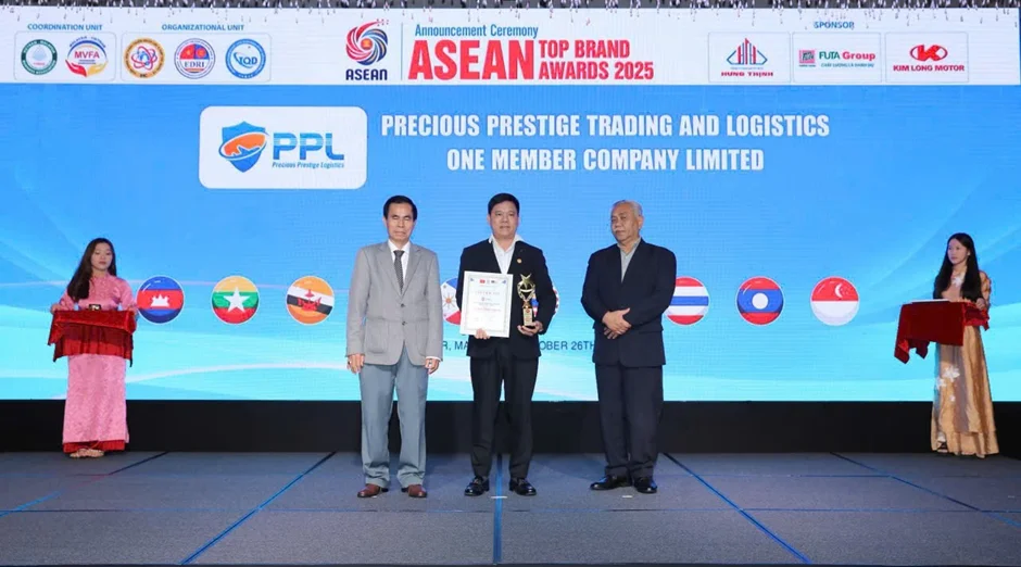 Ông Đỗ Hoàng Phương – Chủ tịch kiêm Tổng Giám đốc PPL đại diện doanh nghiệp nhận chứng nhận “Top 10 Thương hiệu Tăng trưởng Xanh ASEAN 2025” tại Kuala Lumpur, Malaysia