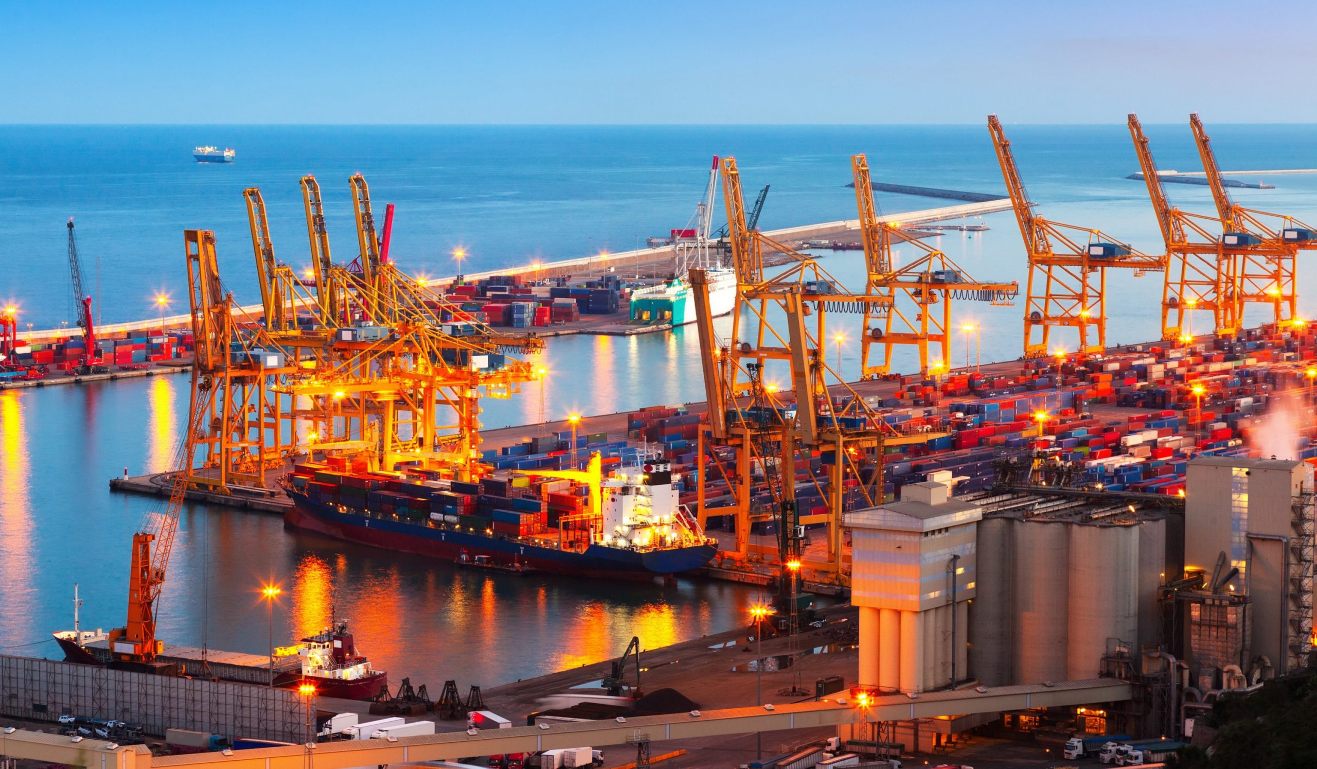 Ưu tiên phát triển hệ thống logistics gắn với cảng biển, cảng hàng không tại miền Trung