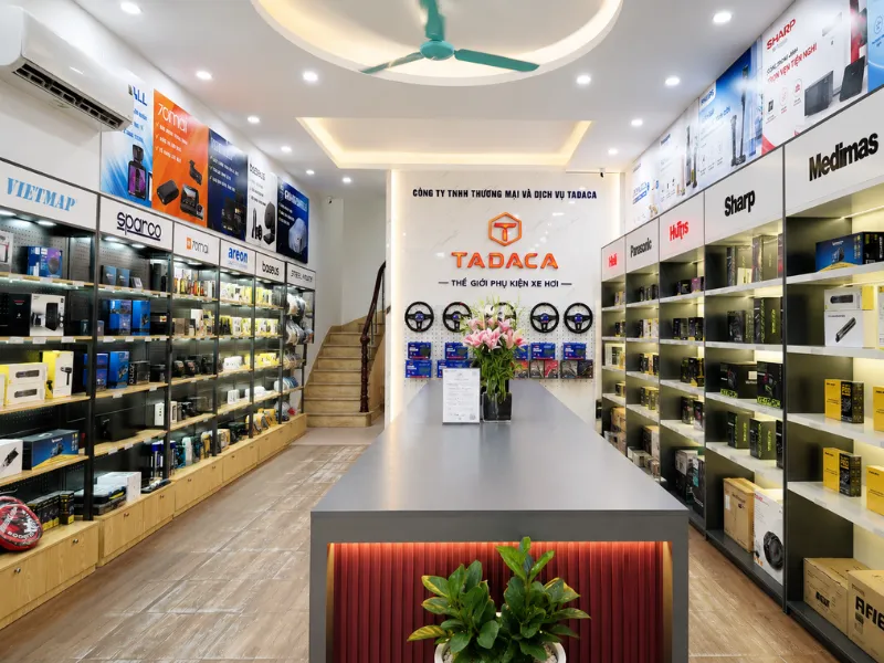 Không gian showroom hiện đại, đa dạng phụ kiện