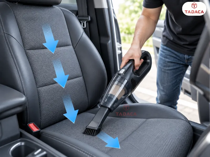 Bước 2: Thao tác hút bụi theo chiều từ trên xuống dưới 
