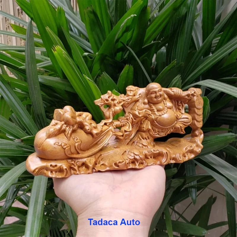 Tượng Di Lặc Kéo Vàng Gỗ Bách Xanh Để Taplo Xe Hơi