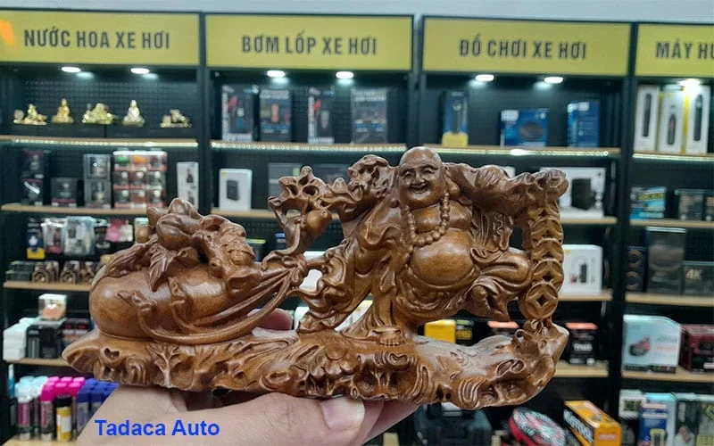 Tượng Di Lặc Kéo Vàng Gỗ Bách Xanh Để Taplo Xe Hơi