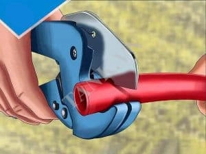 Dùng cưa để cắt đường ống nước