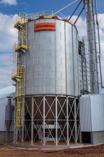 Những loại silo đang được dùng phổ biến hiện nay Hai loại silo được dùng phổ biến hiện nay gồm silo dạng tháp hay silo dạng hầm chứa. Silo dạng tháp thường được làm bằng kim loại chống gỉ sét hoặc inox có chân đế chắc chắn thường được tìm thấy ở những công ty chuyên sản xuất xi măng hay than đá.