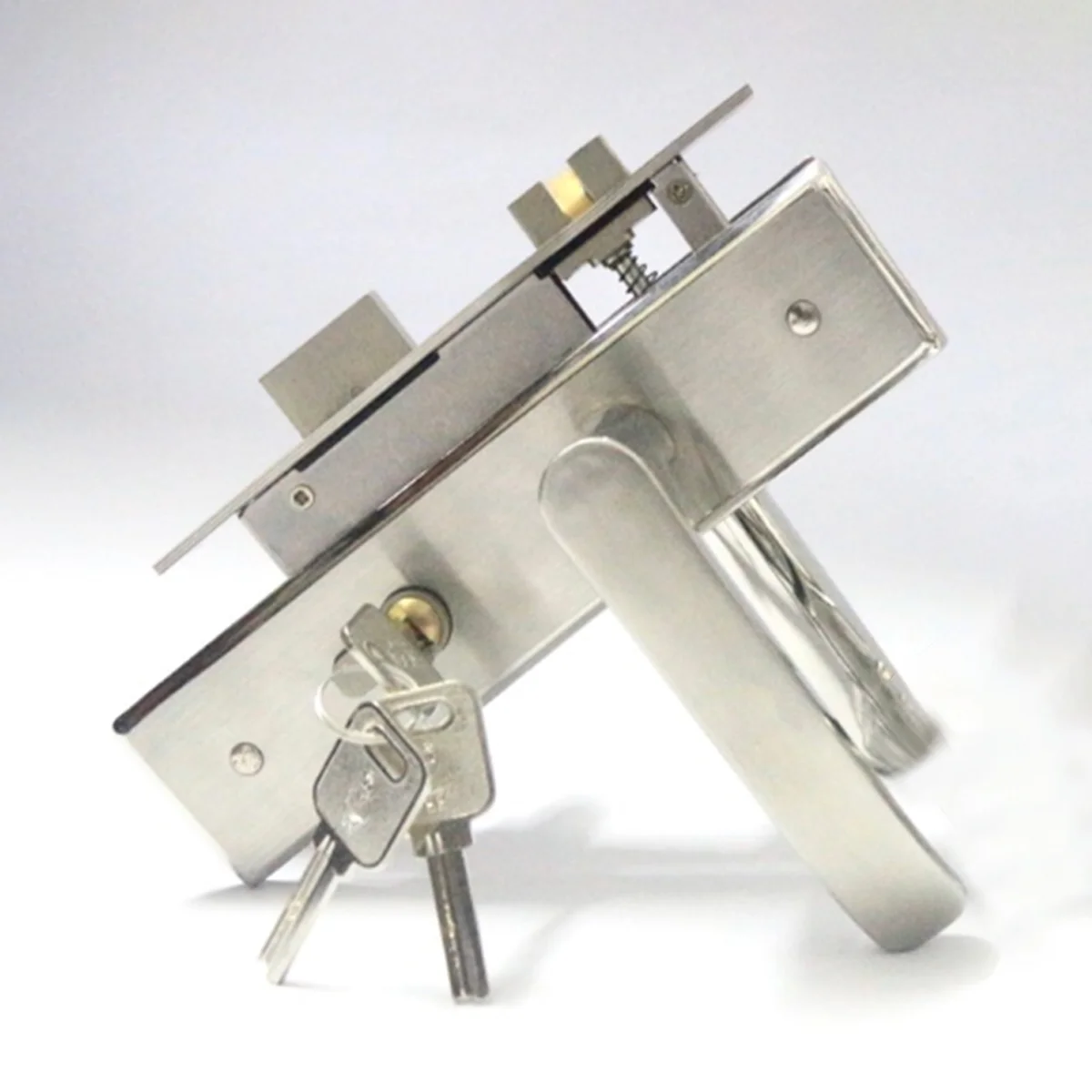 Khóa inox không chỉ đảm bảo độ bền và đẹp mắt mà còn mang lại sự an toàn cho người sử dụng