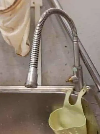 voi-nuoc-inox-bi-gay-1