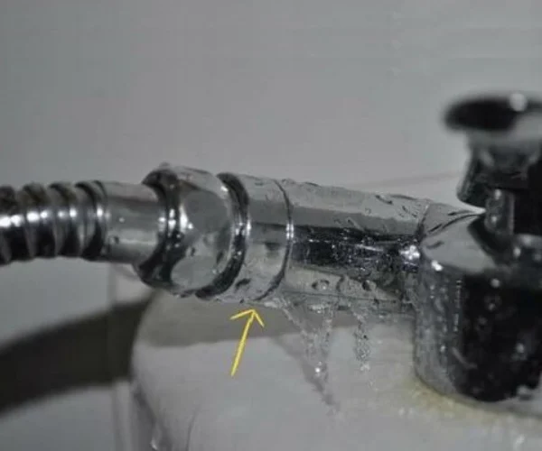voi-nuoc-inox-bi-gay