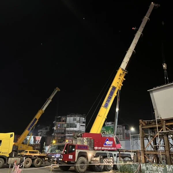 Hoàn thành việc vận chuyển và lắp đặt 2 dầm cầu thép với khẩu độ dài 60 m nặng 120 tấn tại nút giao đường Nguyễn Văn Cừ - Hồng Tiến, Gia Lâm - Hà Nội
