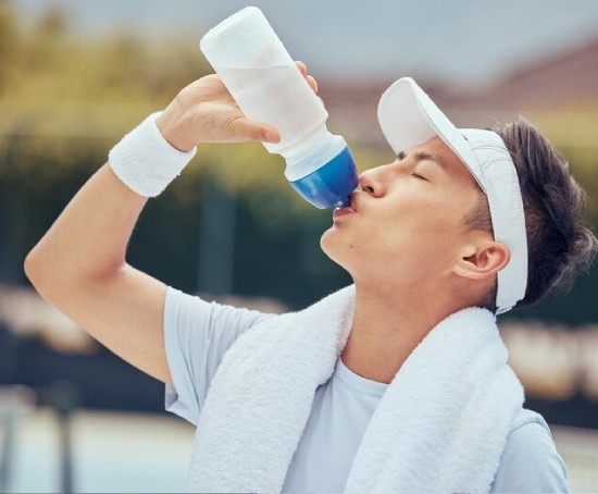 Người chơi thể thao bổ sung nước như thế nào cho đúng?