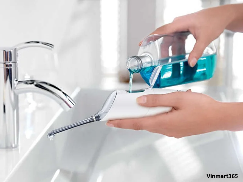 Vệ sinh máy tăm nước phần thân máy.
