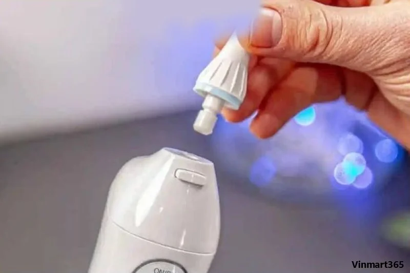 Lau các bề mặt bên ngoài máy tăm nước