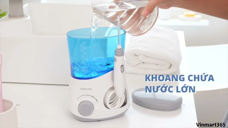 Máy tăm nước Lock&Lock ENR111BLU có khoang chứa nước dung tích 600ml