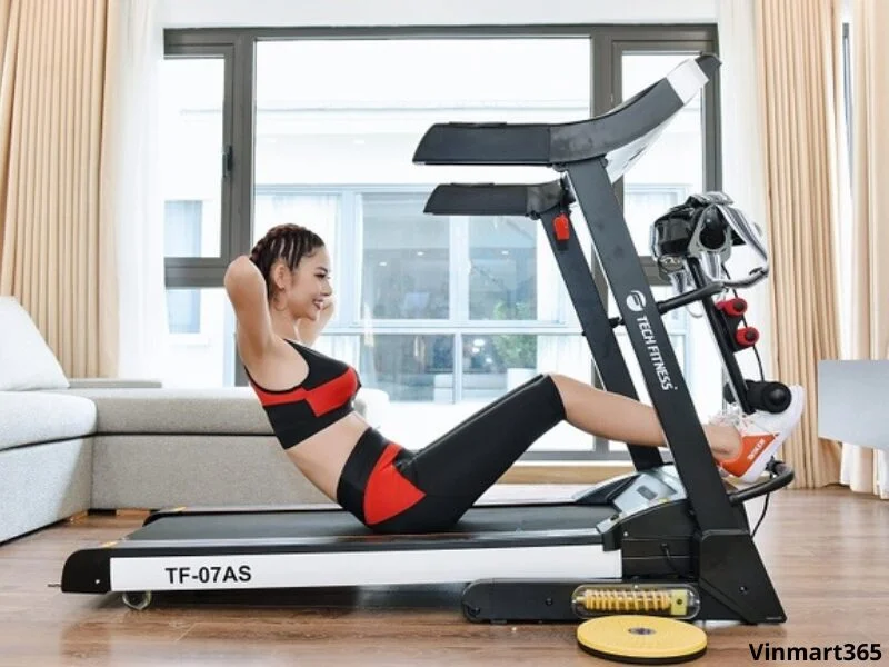 Bài tập gập bụng với máy rung giảm mỡ toàn thân