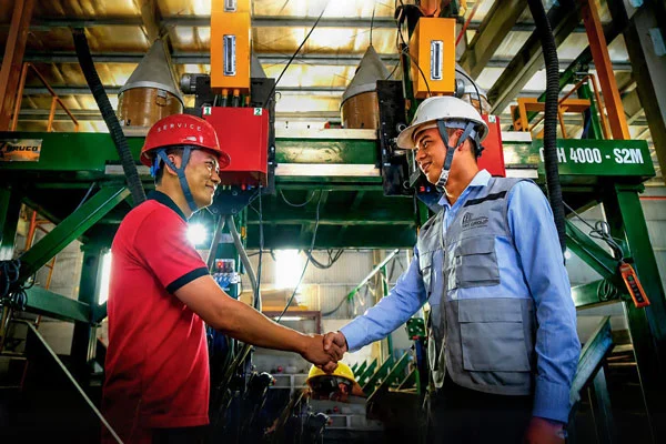 ACCOMPANYING CUSTOMERS THROUGHOUT THE ENTIRE PRODUCT LIFECYCLE