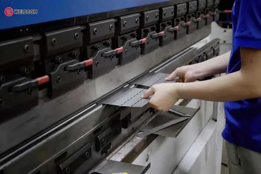 So sánh máy chấn CNC và máy gấp từ A-Z cho doanh nghiệp