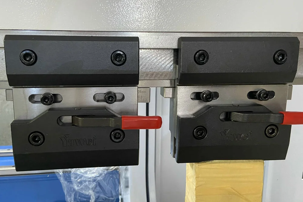 MÁY CHẤN GẤP TÔN CNC YAWEI PBA-110/3100