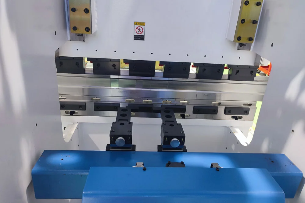 MÁY CHẤN GẤP TÔN CNC YAWEI PBA 35/1250