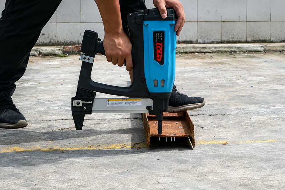 Hướng dẫn sử dụng súng bắn đinh đúng kỹ thuật