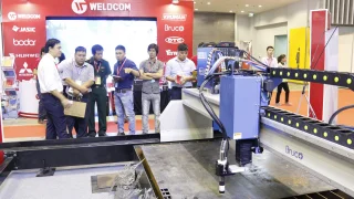 Khách hàng hài lòng với những giải pháp công nghệ mới tại gian hàng Weldcom trong triển lãm Metal Weld