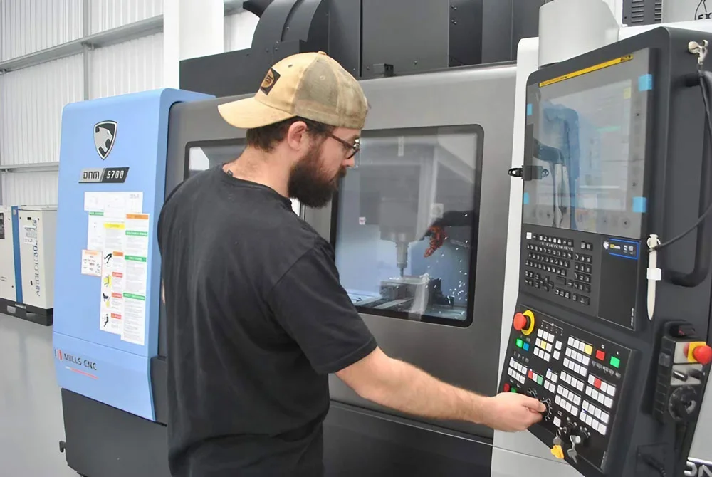 Lý do doanh nghiệp nên sử dụng máy tiện CNC là gì?