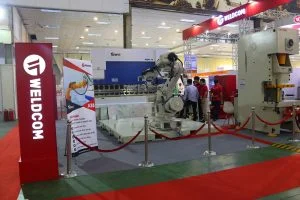 DOANH-NGHIEP-VUA-VA-NHO-TRUOC-BAI-TOAN-NEN-HAY-KHONG-UNG-DUNG-ROBOT-VAO-SAN-XUAT1-300x200