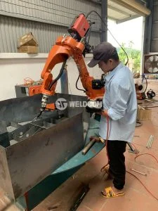 KHI-NAO-DOANH-NGHIEP-NEN-LUA-CHON-DAU-TU-ROBOT-VAO-SAN-XUAT-4-225x300