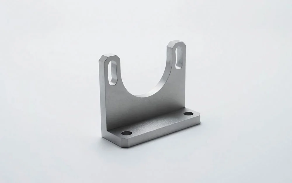 Một chi tiết phay CNC điển hình, được gia công bằng cách loại bỏ vật liệu từ một khối phôi hình chữ nhật