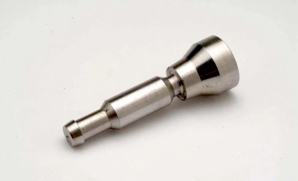 Một chi tiết tiện CNC điển hình, được sản xuất bằng cách loại bỏ vật liệu từ phôi trụ