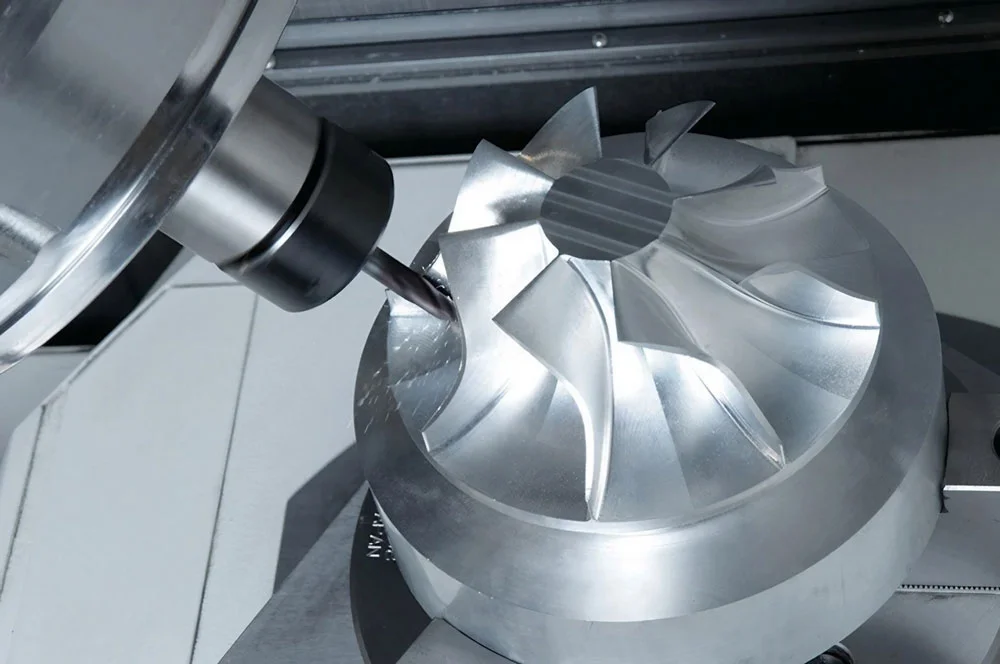 Hệ thống CNC 5 trục cho phép công cụ cắt tiếp cận các khu vực không thể tiếp cận bằng hệ thống 3 trục