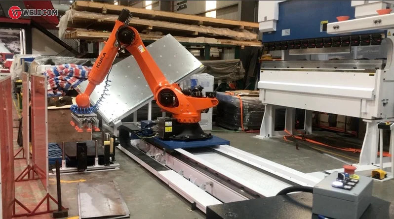 AUTOMATIC SOLUTION FROM YAWEI: ROBOT COMBINED WITH A STRUCKER
