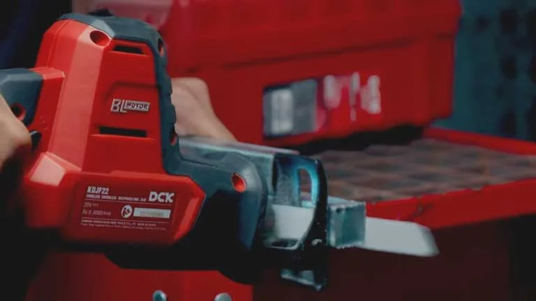 Ứng dụng thực tế của máy cưa kiếm KDJF22