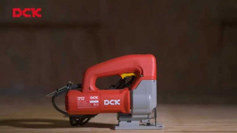 Máy cưa lọng DCK 580W KMQ85S phụ kiện đa dạng