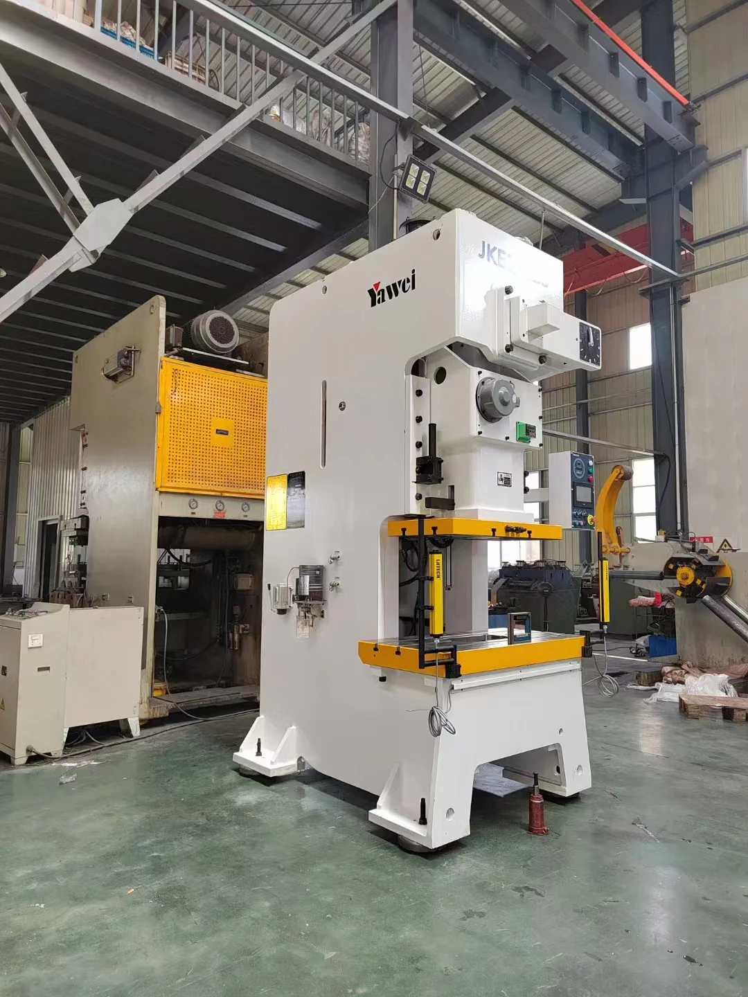 MÁY DẬP SERVO YAWEI KHUNG C LOẠI 1 TRỤC KHUỶU