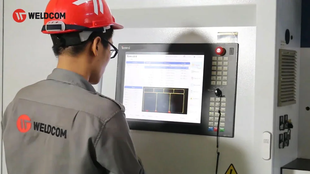 Cấu tạo cơ bản của máy đột:: Bộ điều khiển CNC