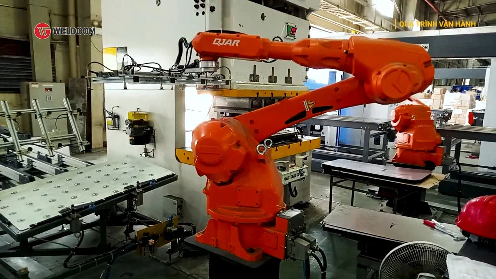 Quy trình hoạt động của giải pháp gia công tấm Weldcom: Robot gắp