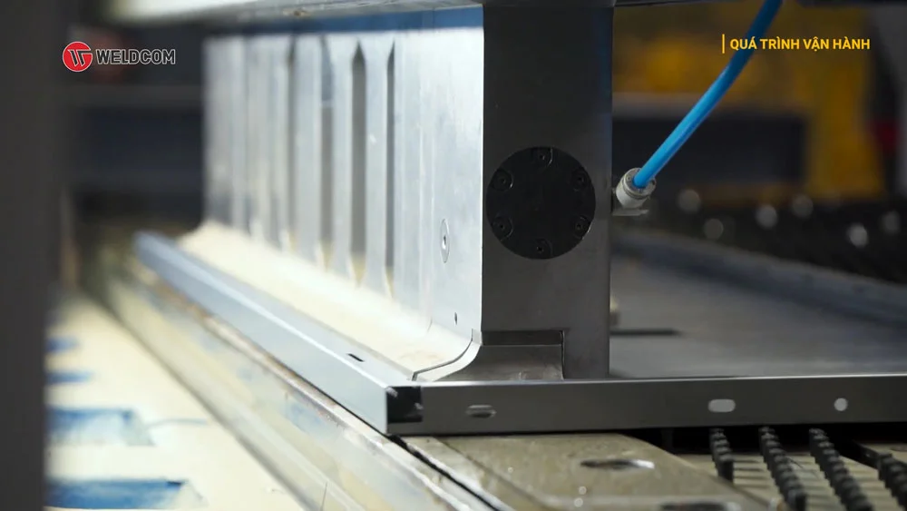 Máy gia công tấm Weldcom phân phối: Máy gấp tôn CNC 