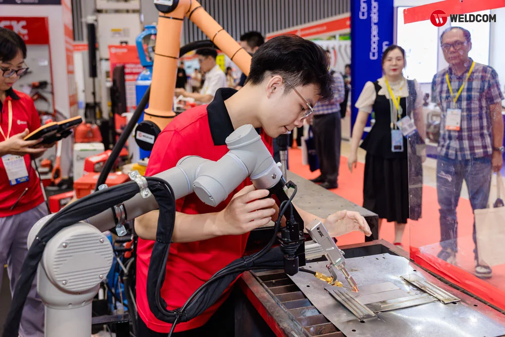 Giá máy hàn laser Fiber tích hợp cobot hàn