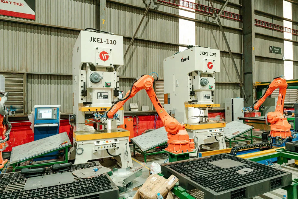Máy dập inox tấm CNC là gì?