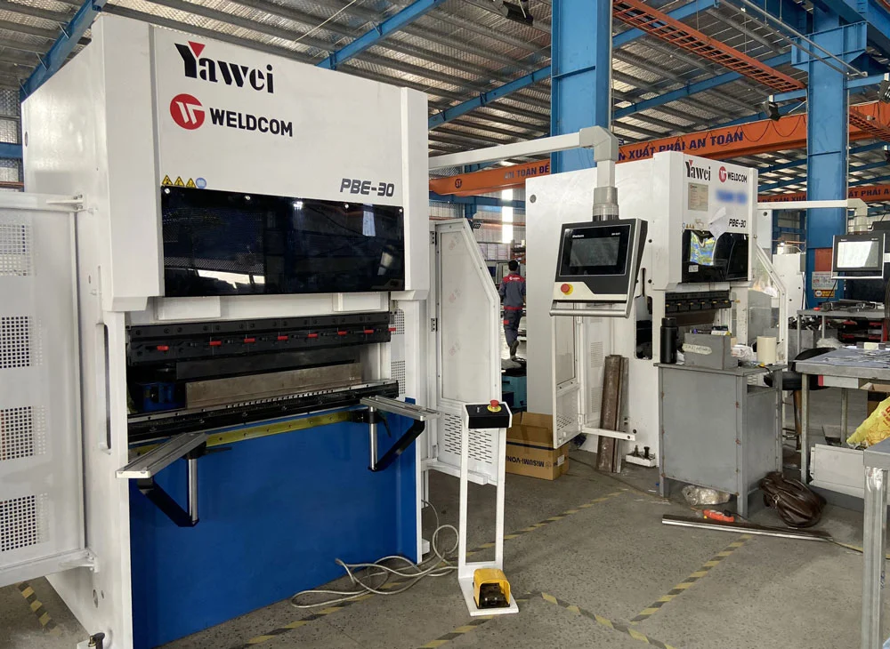 Máy chấn CNC phân khúc cận cao cấp