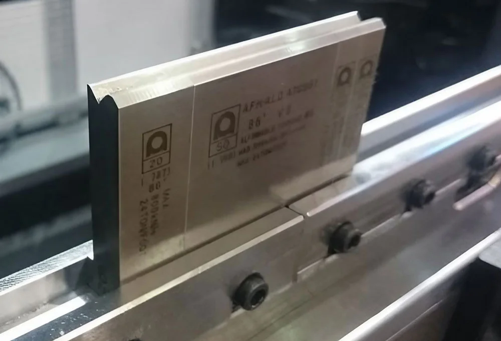 Cách chọn máy chấn CNC theo độ dày tấm từ 6mm trở lên