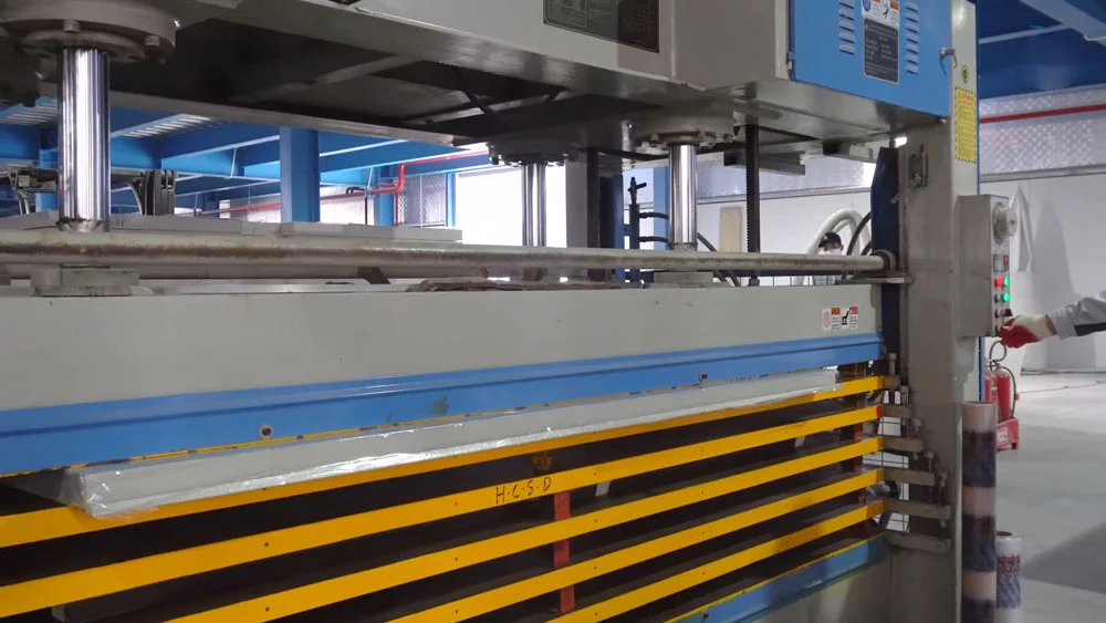 Quy trình sản xuất cửa chống cháy: Ép nhiệt hoàn thiện cánh cửa