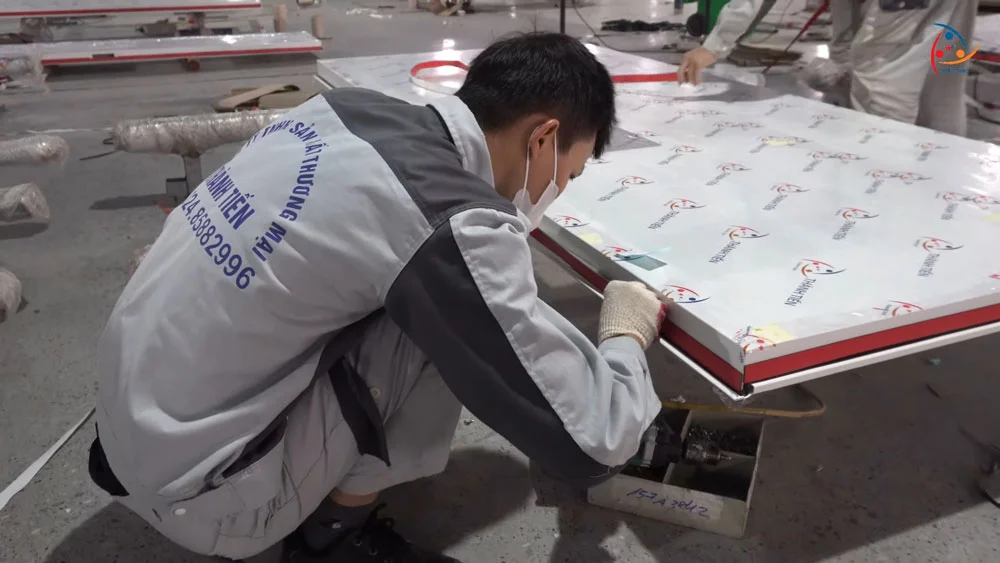 Quy trình sản xuất cửa chống cháy: Dán gioăng chống cháy tại mép cánh cửa
