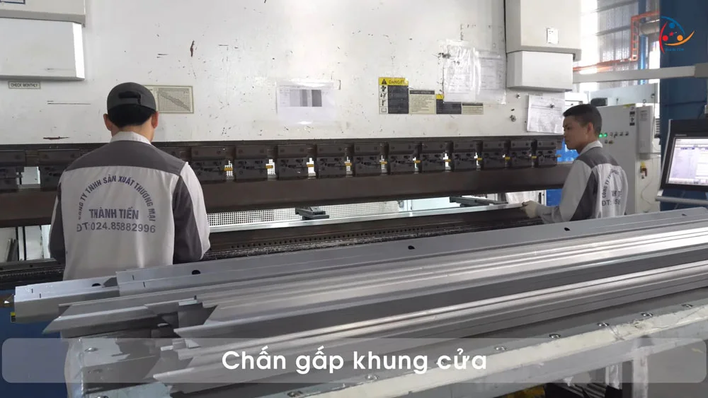 Quy trình sản xuất cửa chống cháy: Chấn gấp cánh cửa và khung cửa