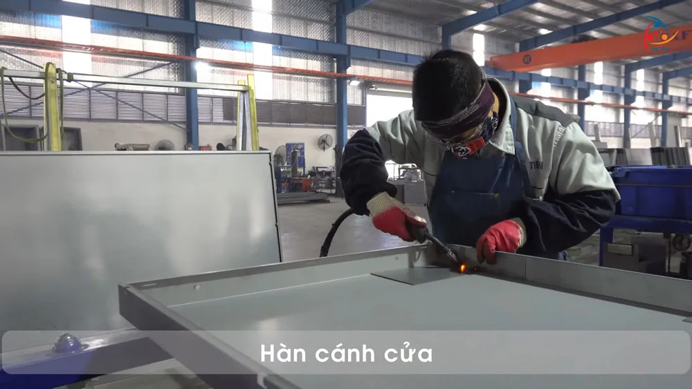 Quy trình sản xuất cửa chống cháy: Hàn và ghép các chi tiết kết cấu