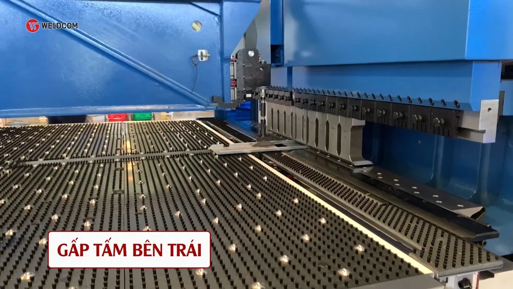 Quy trình sản xuất vỏ tủ điện: Chấn hoặc gấp thân tủ, cánh tủ và chi tiết phụ