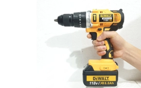 may-khoan-cam-tay-dewalt