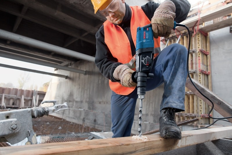 Máy khoan bê tông điện có ưu điểm về sự ổn định, không lo hết pin