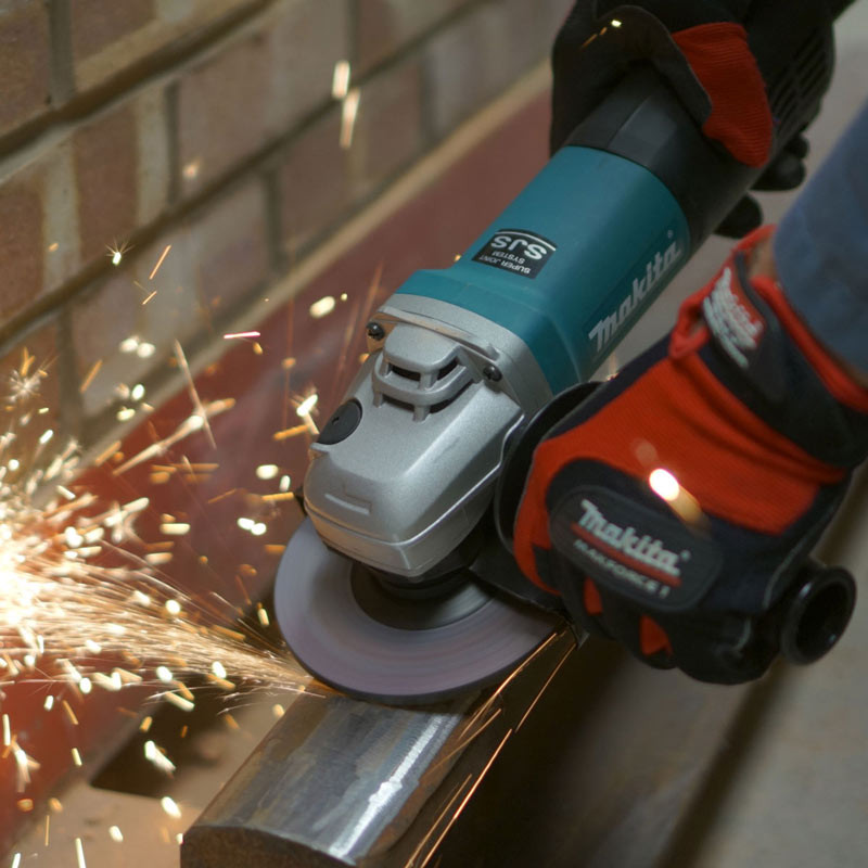 Máy mài Makita 9553B khi cầm rất chắc chắn