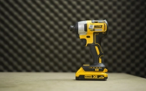 may-ban-vit-pin-dewalt