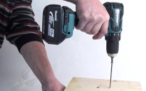 may-khoan-pin-luc-chay-luc-khong